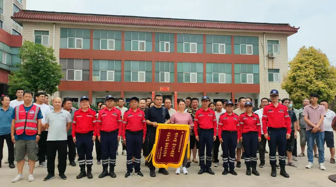 bb艾弗森官网爱心捐赠市神鹰救援队授旗仪式