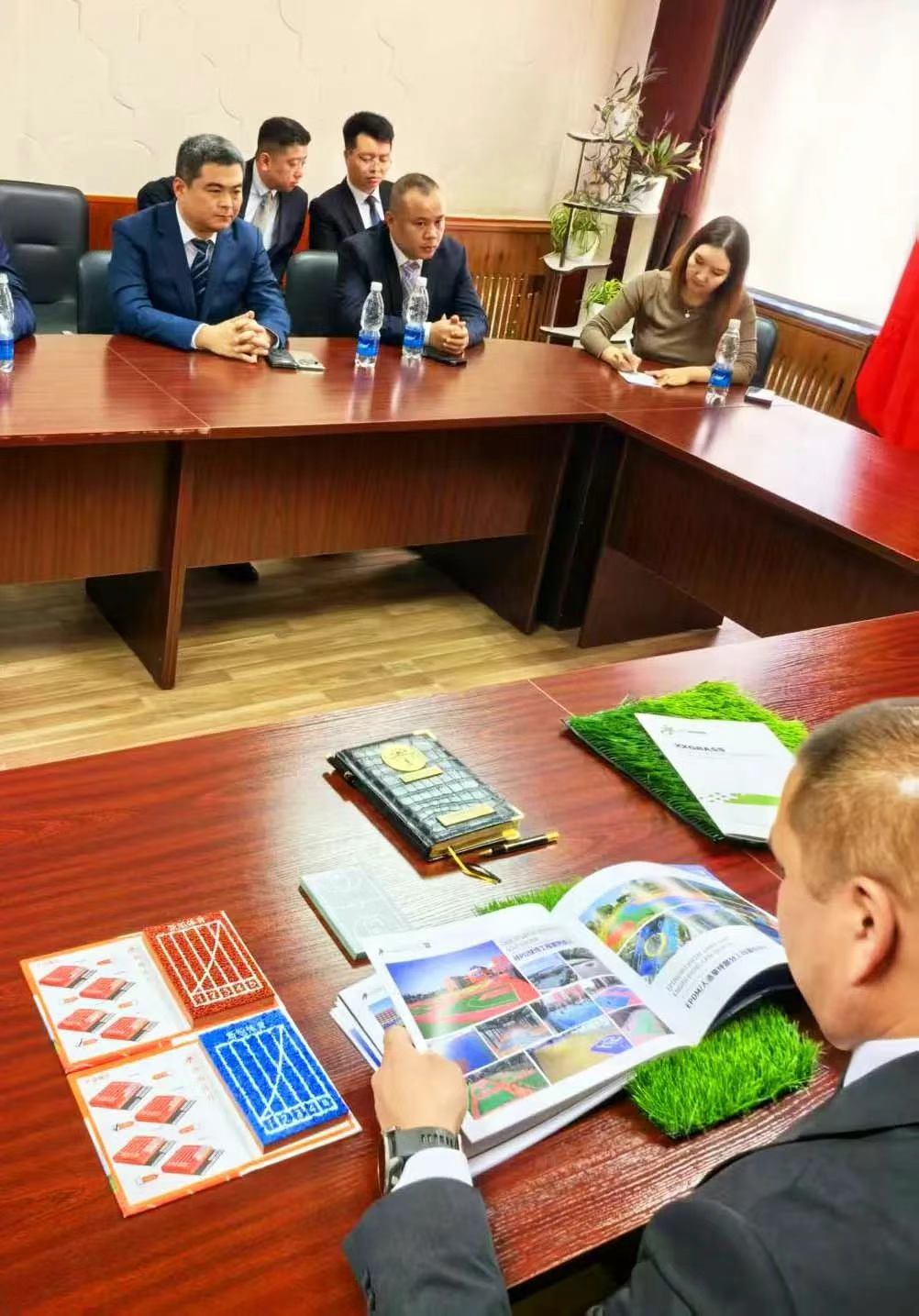 bb艾弗森官网塑胶跑道人造草坪硅pu篮球场epdm产品座谈会